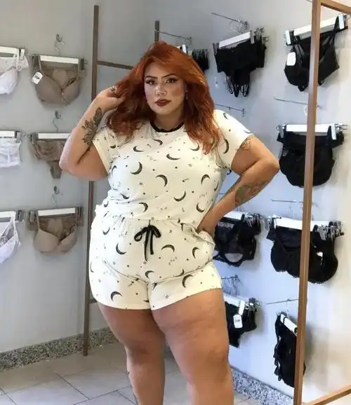 靠着天生丽质,即便是体重超过了200斤,她依然无比自信,活跃在大码模特