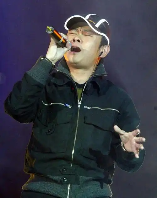 并且在18岁的时候还成为了一名文艺兵,然而由于杨坤并不是专业的歌手