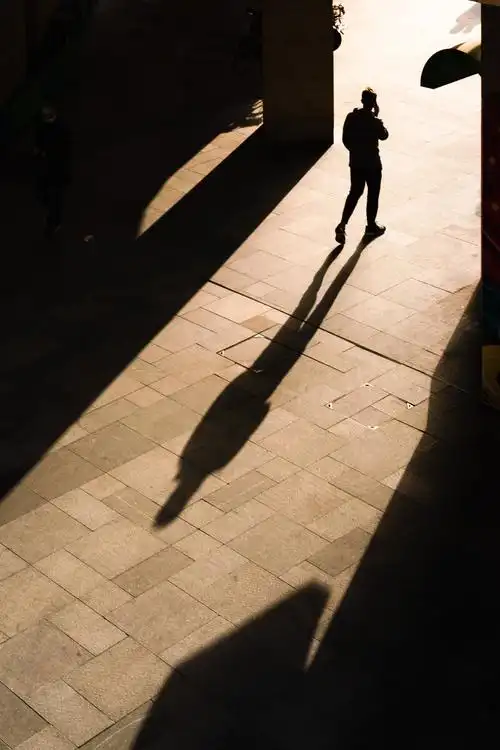 阳光下的影子 - 不要大声叫 - 图虫