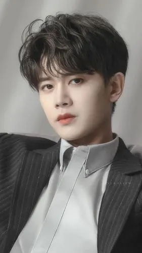 看任嘉伦帅帅的大头照