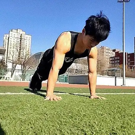 的一种运动训练方式,因为它测试人们的素质,特别是他们的力量和腹部