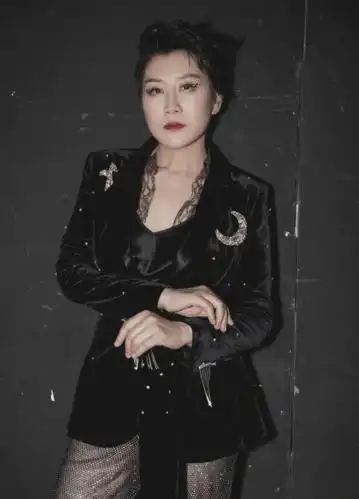 张凯丽穿蓝黑旗袍裙温婉大气,尽显东方美