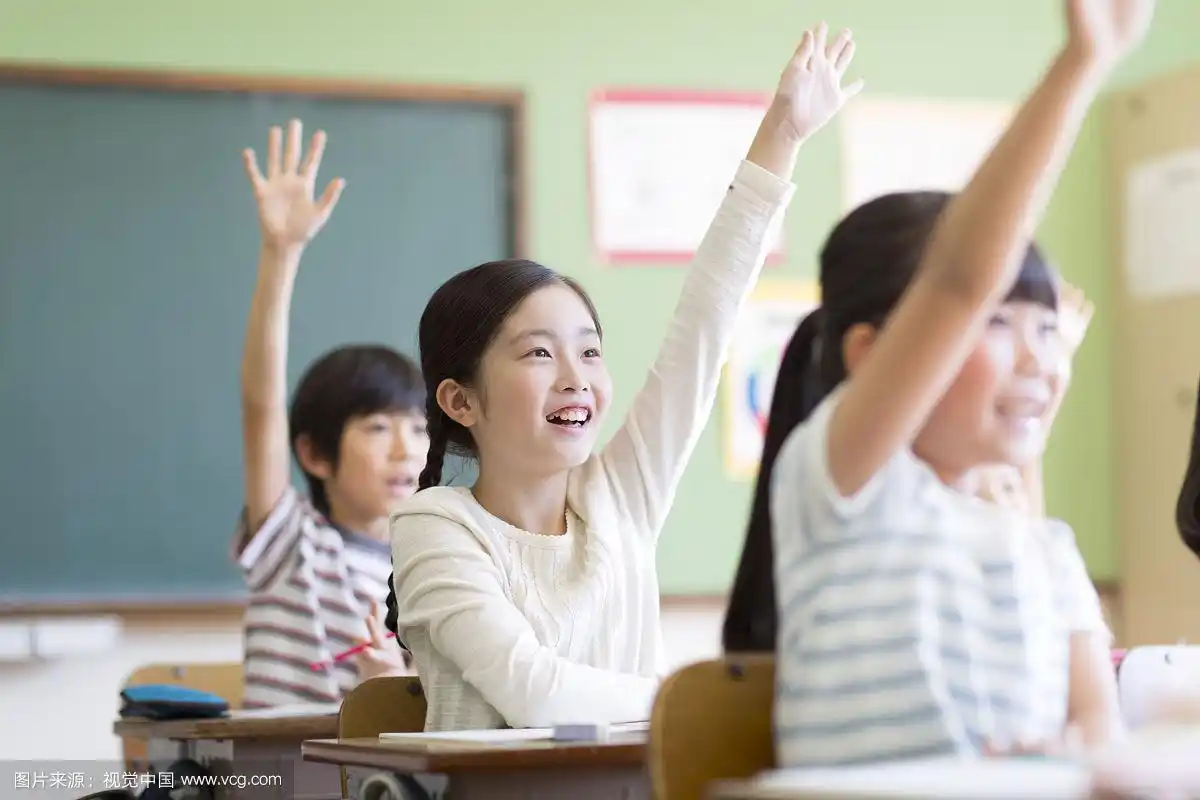 小学生在教室里举手