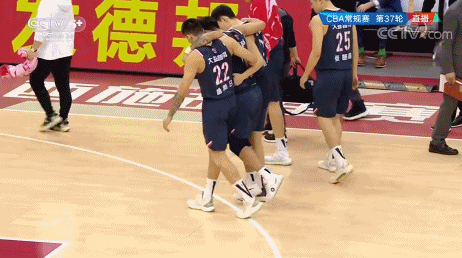 gif-疼啊!赵睿高速追防史鸿飞崴脚 被队友架出场