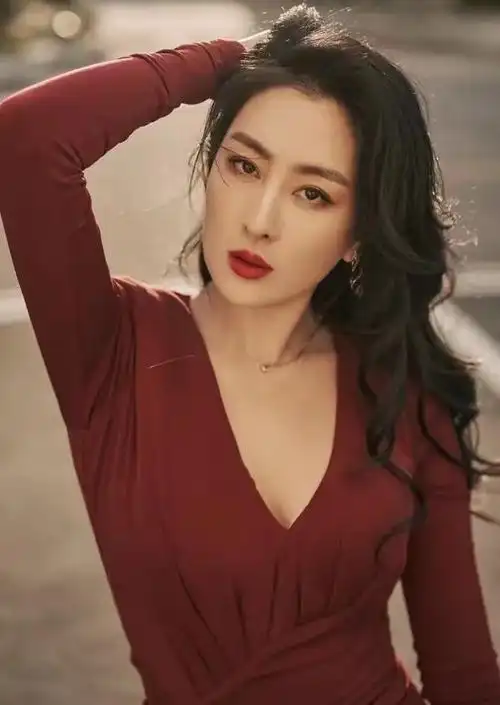 41岁马苏罕晒性感照穿深v礼服小露事业线身形纤瘦呈s型