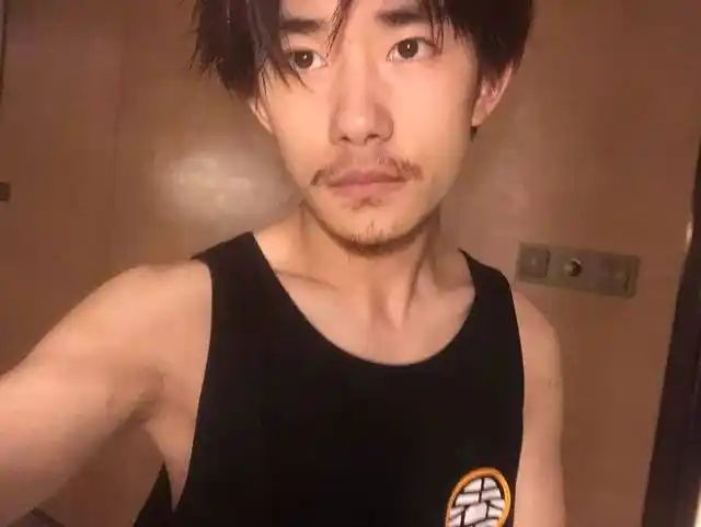 易烊千玺也长腋毛了!粉丝在千玺抬臂时发现的,好man啊!