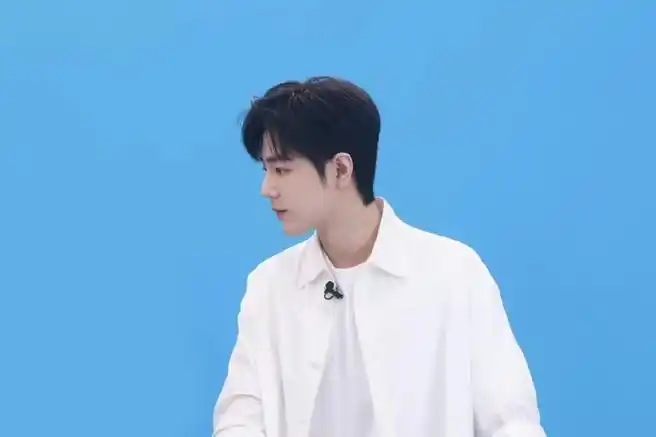 肖战白衬衫造型##肖战#肖战身穿白色衬衫外套出席活动,帅气十 !!