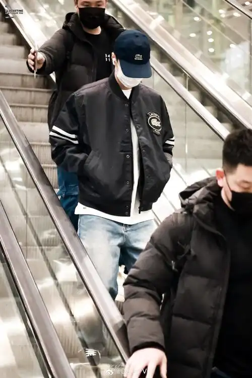 uniq-王一博亮相北京机场!#巴黎时装周#终于又要迎来真·酷盖咯!