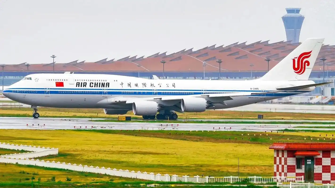 国航747-8.#追飞机的人 #起飞01 #现场实拍 #航空 - 抖音