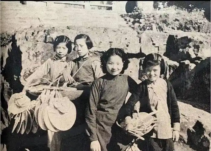 原创老照片民国时期普通人的日常生活场景虽然温馨但是很贫穷