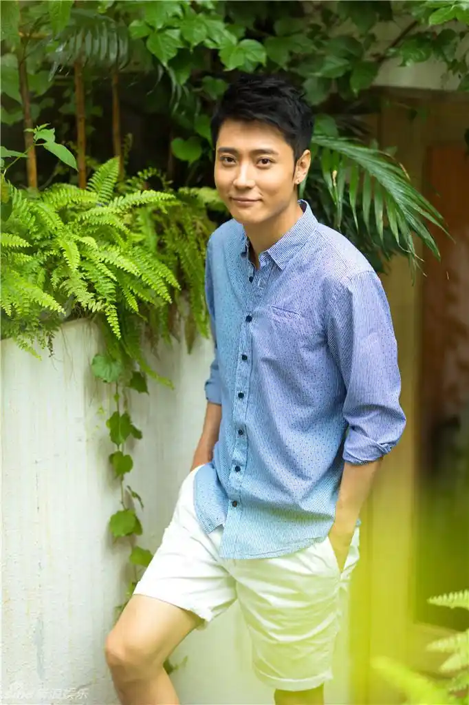 张丹峰笑容帅气