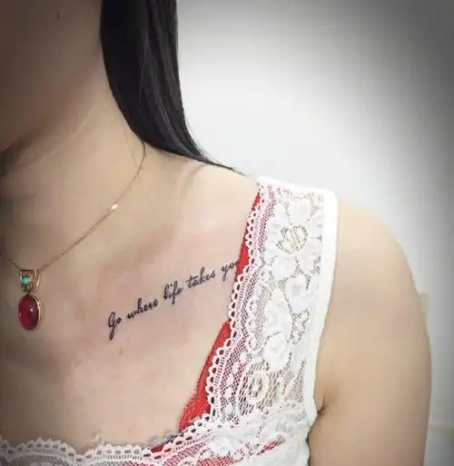 女生锁骨上的小清新英文纹身图片惹人爱3