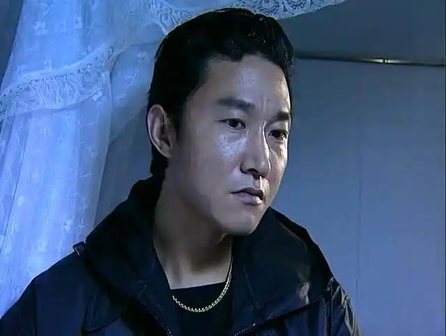 插翅难逃-张世豪看着黑老大犯心脏病死去,自己陷入了沉思!