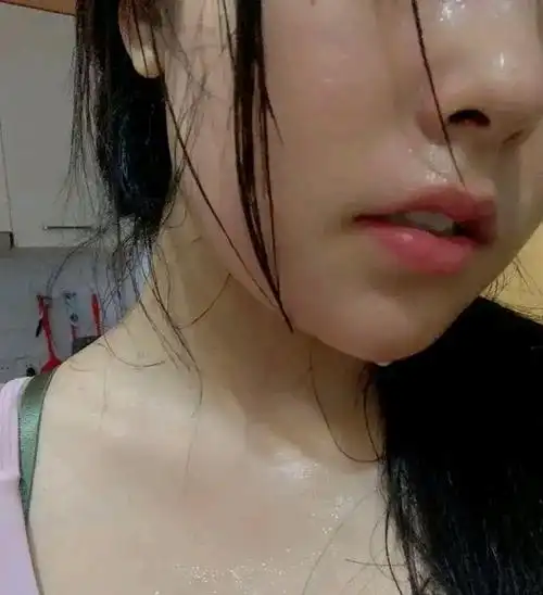 承认吧,好看的女人连她的汗都是香的