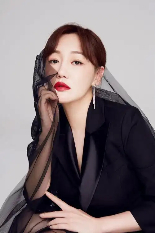 薛佳凝秋日写真释出 新剧《光荣时代》收视口碑双丰收