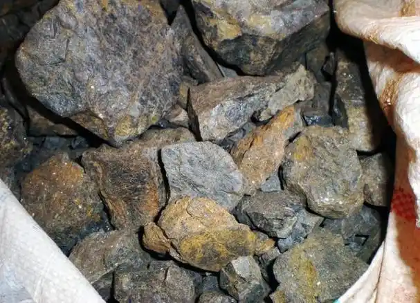 种矿石,其主要成分包括钽(tantalum)和铌(niobium)这两种稀有金属元素