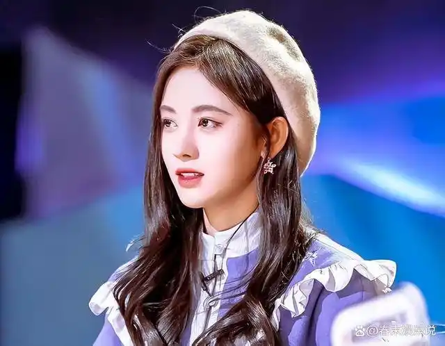 贝雷帽是一款无檐软质的帽子,属于官方帽的一种,戴的时候软顶偏向一边