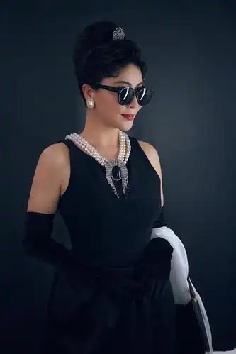 55岁刘嘉玲扮奥黛丽赫本穿小黑裙涂红唇风韵十足被说像蔡明