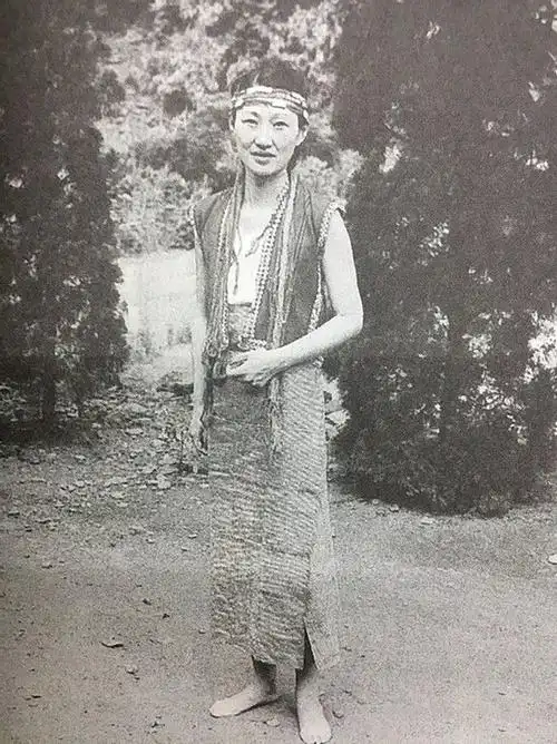 赵四小姐的老照片涂指甲油光脚丫荡秋千喂鸡