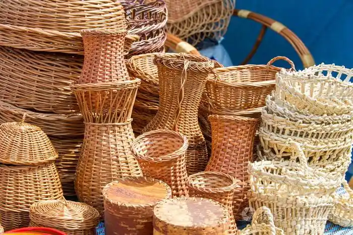 用来存放或搬运通常由藤条或铁丝编织成的东西的容器.