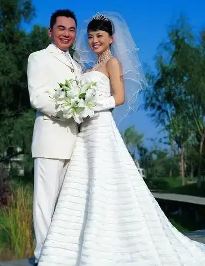 李颖与老公的结婚照 第1页