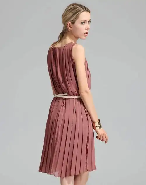 豆沙色百褶竖条纹修身背心式连衣裙