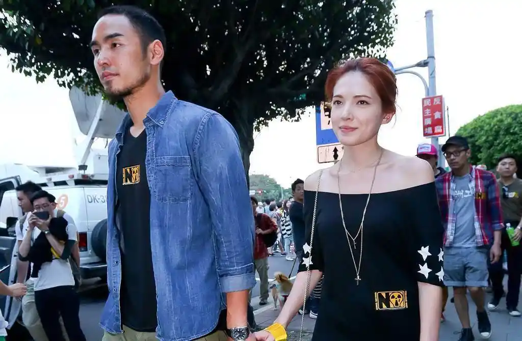 双方绯闻对象齐出动,众星祝福好热闹|众星|邱泽|杨丞琳_新浪新闻