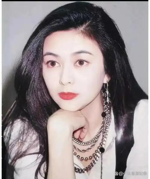 看她和李嘉欣的合照,就有