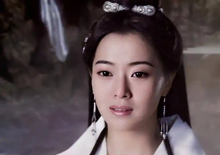 玉漱公主气质冷艳高贵,由金喜善与白冰二人饰演的玉漱气质非凡,十分受
