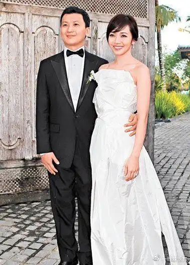 自带滤镜的侯佩岑在综艺上滤镜全碎还好周杰伦娶了昆凌