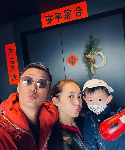 42岁余文乐清空妻子社交动态夫妻关系久未互动再传婚变