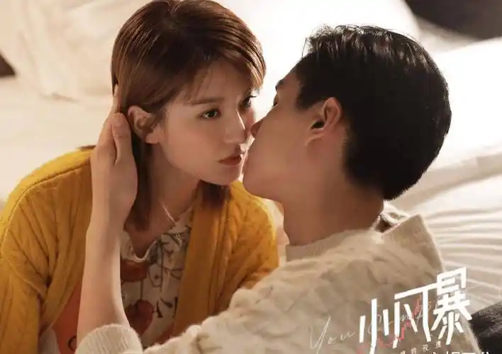 《小风暴》收官在即,乔欣晒与胡一天合照,但无精修的腿很吸睛!