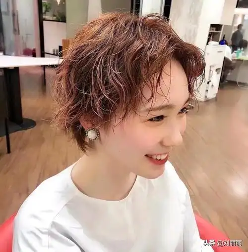 短发烫发图片小卷洋气(要想发型美) - 赤虎壹号