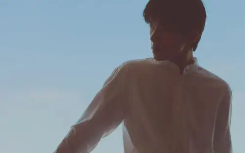 易烊千玺酷黑时尚写真桌面壁纸