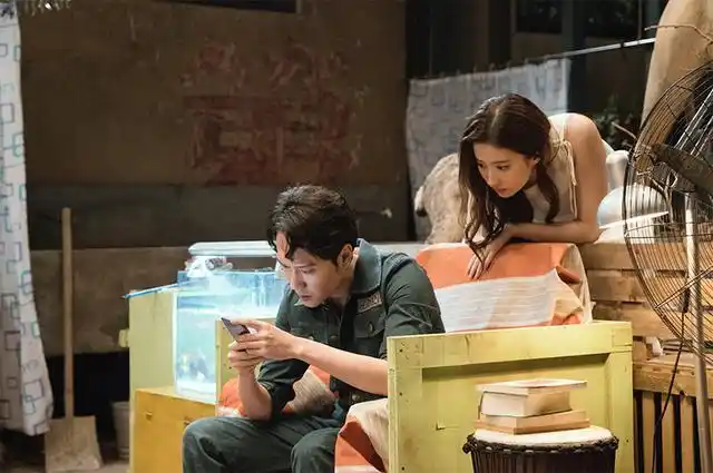 《二代妖精》曝双预告:冯绍峰被刘亦菲腿咚!演绎现代版人妖恋!