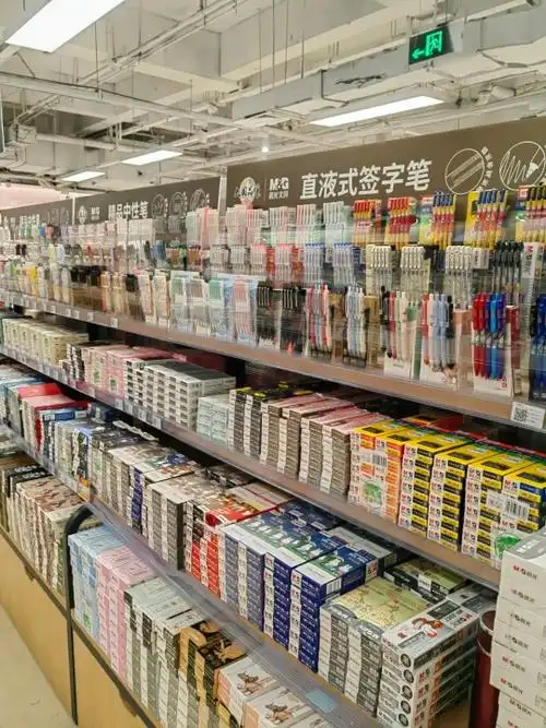 店内的面积很大,按照文具分出了很多不同的区域,各类学生文具,书包