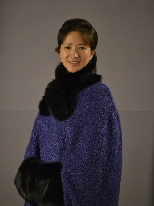 57岁何晴优雅老去真美,穿皮草搭半裙高贵不艳俗,身材发福也文雅