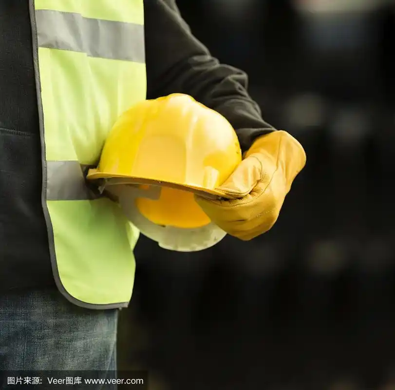 工地上戴着黄色安全帽的工人