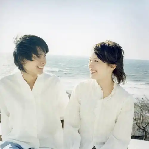 两个人,夫妻,坐,微笑,方图,室外,白天,正面,爱情,友谊,风,日光,海岸线