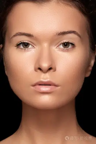 美丽的女人模型脸清洁皮肤的画像.天然护肤美容,清洁柔软的皮肤