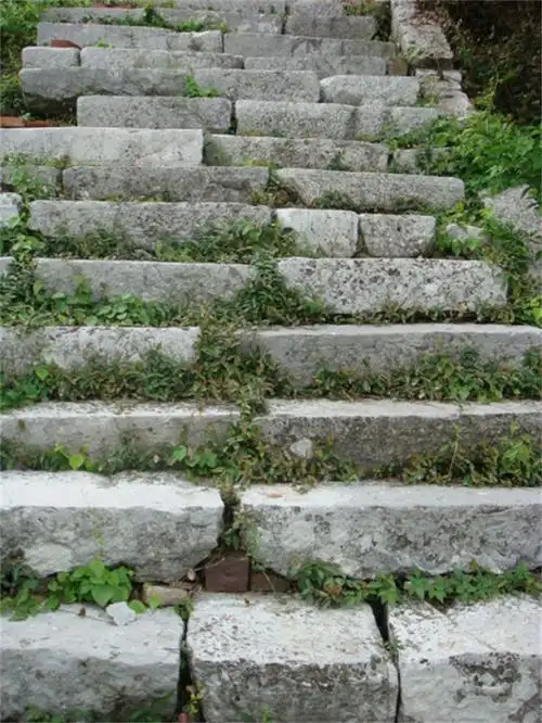 陈永贵坟冢前的228级青石台阶可以恰好分为三部分五组,一组是8个台阶