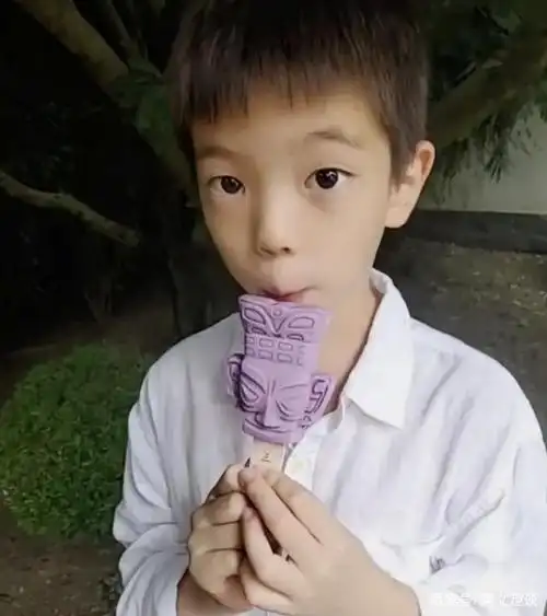 嗯哼越长大越帅气逼人,他真没浪费爸爸妈妈给的好基因,霍思燕杜江这一