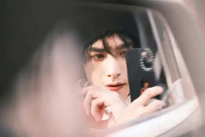 宋威龙车镜自拍##宋威龙后视镜自拍