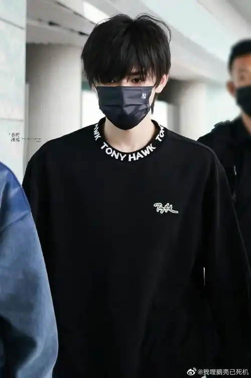 宋亚轩格纹牛仔拼接裤造型#宋亚轩今日份机场饭拍有,是黑色卫衣 牛仔