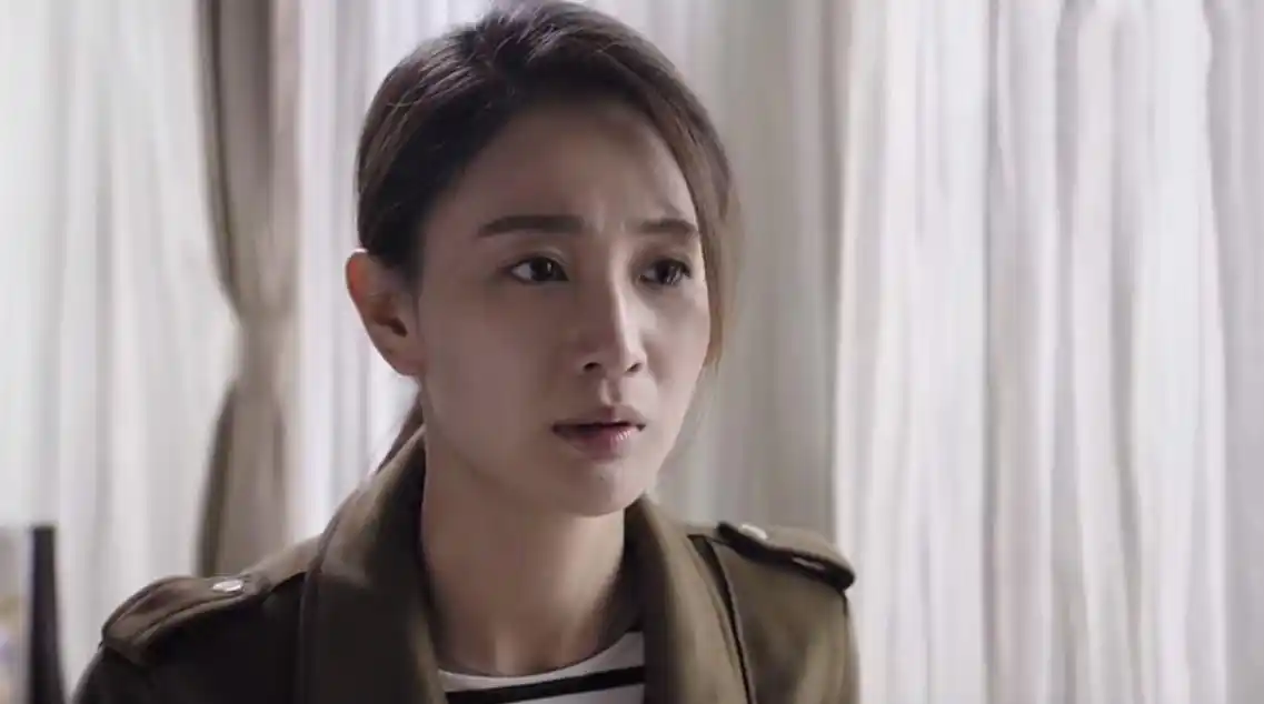 她的瞬间表演有点浮夸,为了掩饰内心的痛苦她没有表