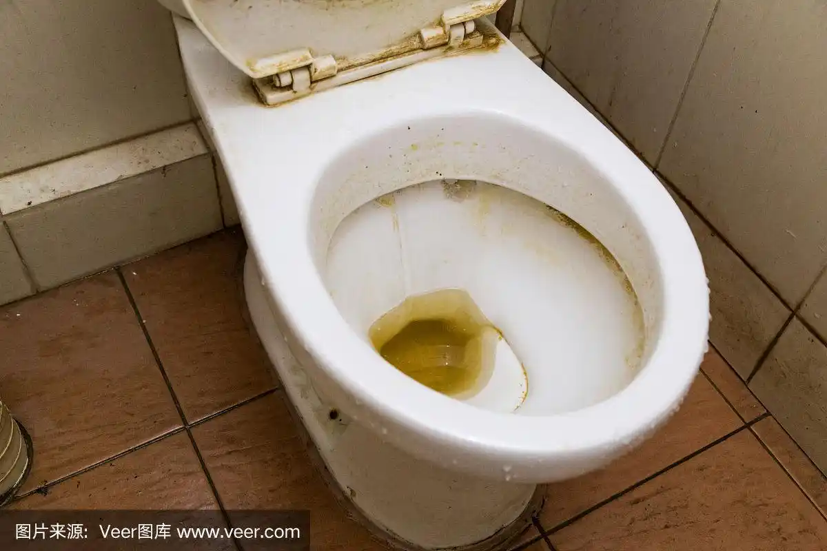 肮脏的不卫生的马桶,上面有水垢