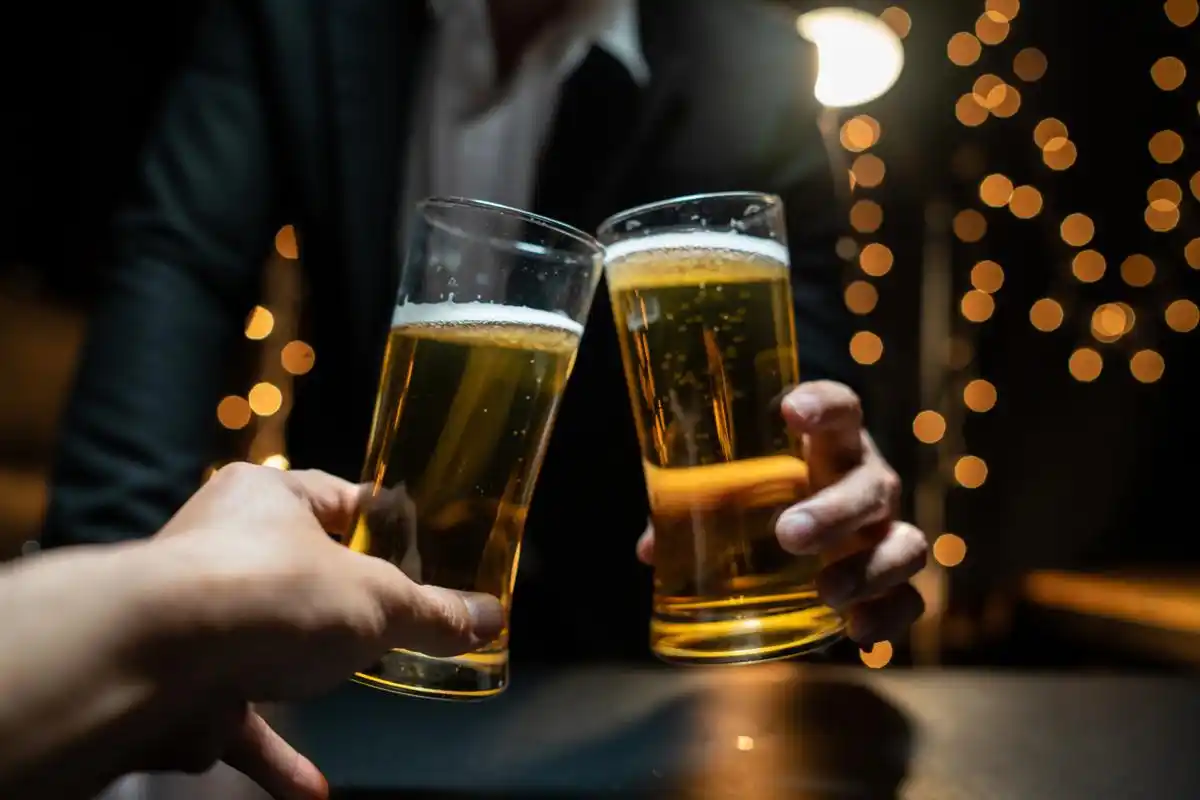 的朋友圈发了一篇长文,请求父亲的朋友们在聚餐时不要再劝父亲喝酒