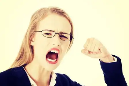 愤怒的商业女人想揍你照片