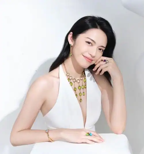 姚晨挑战"开胃"礼裙,大背头造型秀优越骨相,被粉丝赞身材好