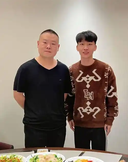 德云社刘筱亭晒与岳云鹏师父合照引起关注_郭德纲_栾云平_辈分